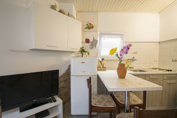 Fridge, coffee/tea maker, cookware/dishes/utensils