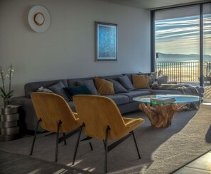 Télévision à écran plat, cheminée