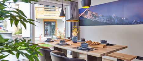 Deluxe-Apartment | Essbereich im Zimmer