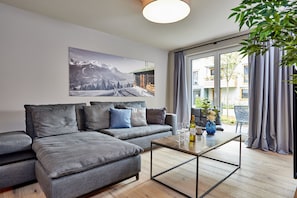 Apartamento luxo | Área de estar | Smart TV 55 polegadas com canais a cabo, TV, Netflix