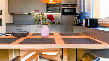 Full-sized fridge, microwave, oven, stovetop