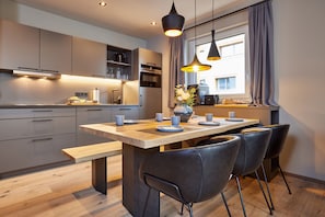 Apartamento luxo | Cozinha privada | Geladeira grande, micro-ondas, fogão, cooktop