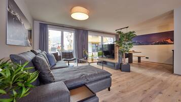 Deluxe Apartment | Premium bedding, down duvets, individually decorated