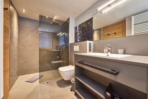 Douche, sèche-cheveux, chauffage par le sol (salle de bains)