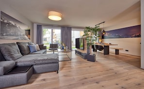 Apartamento luxo | Área de estar | Smart TV 55 polegadas com canais a cabo, TV, Netflix