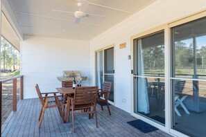 Outdoor dining - Spa Cottage, overlooking vineyard (Pokolbin)