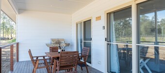 Spa Cottage, overlooking vineyard