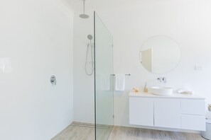 Bathtub, jetted bath, hair dryer
