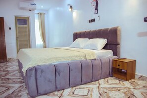 Down duvets, individually decorated, desk, laptop workspace - Xela Hotels and Resorts (Ife)