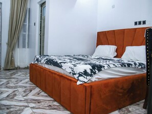 Rainfall showerhead, free toiletries, towels