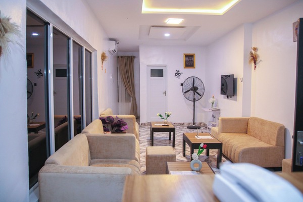 Royal Room | Living area | 32-inch LCD TV with cable channels, TV