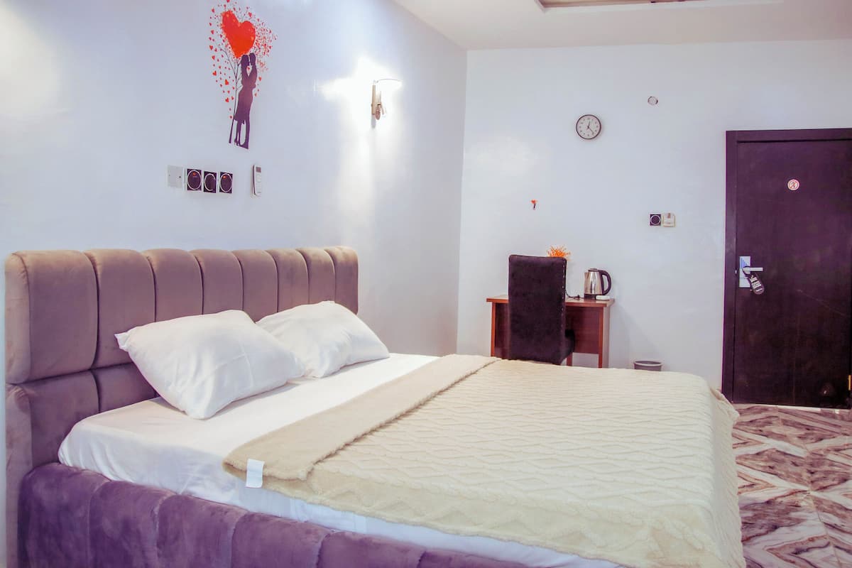 6 chambres, couette en duvet d'oie, décoration personnalisée, bureau