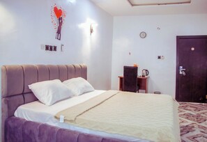 6 bedrooms, down duvets, individually decorated, desk