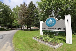 Une enseigne indiquant « The Inn of Water Valley », précisant qu’il s’agit d’un établissement proposant des locations et des ventes de propriétés de vacances.