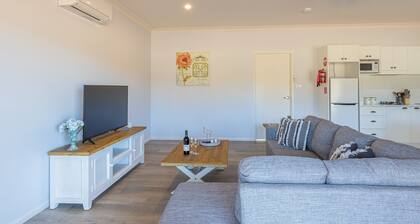 Spa Cottage, overlooking vineyard