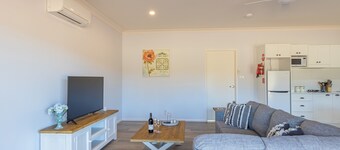 Spa Cottage, overlooking vineyard