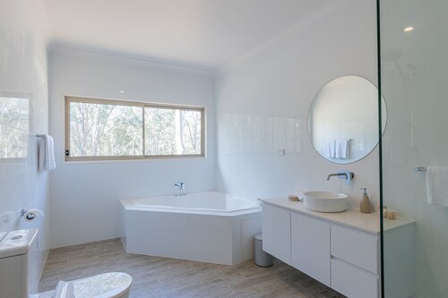 Spa Cottage, overlooking vineyard
