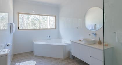 Spa Cottage, overlooking vineyard