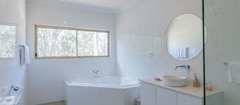 Spa Cottage, overlooking vineyard