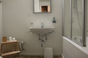 Comfort Apartment, 2 Bedrooms, Non Smoking, Kitchen | Bathroom | Combined shower/bathtub, bidet, towels - Central & Cozy - Rainbow A (Lens)