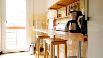 Family Apartment, 3 Bedrooms, Non Smoking, Kitchen | Private kitchen | Fridge, microwave, oven, dishwasher