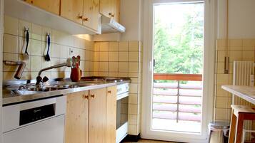Family Apartment, 3 Bedrooms, Non Smoking, Kitchen | Private kitchen | Fridge, microwave, oven, dishwasher