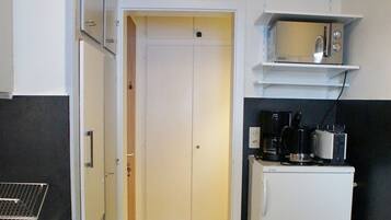 Family Apartment, 3 Bedrooms, Non Smoking, Kitchen | Private kitchen | Fridge, microwave, oven, dishwasher