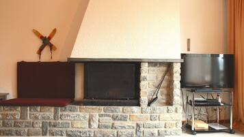 Family Apartment, 3 Bedrooms, Non Smoking, Kitchen | Television