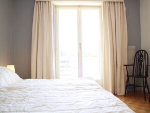 1 bedroom, desk, laptop workspace, iron/ironing board - Cozy & Central - Palma B (Lens)