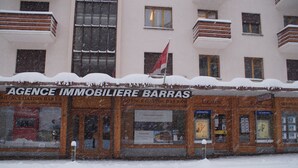 A building with a sign reading "AGENCE IMMOBILIERE BARRAS" and a flag above it. - Cozy & Central - Palma B (Lens)