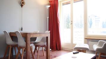 Comfort Apartment, 1 Bedroom, Non Smoking, Kitchen | Living area | Flat-screen TV, fireplace