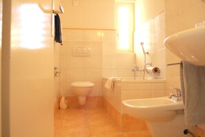A bathroom with a toilet, sink, and bathtub. - Mountain View & Spacious - Flaminia C (Lens)