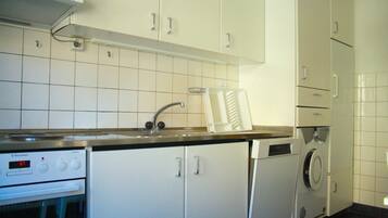 Family Apartment, 4 Bedrooms, Non Smoking, Kitchen | Private kitchen | Fridge, microwave, oven, dishwasher