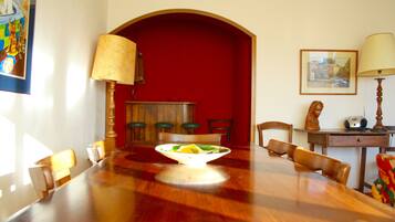 Family Apartment, 4 Bedrooms, Non Smoking, Kitchen | In-room dining