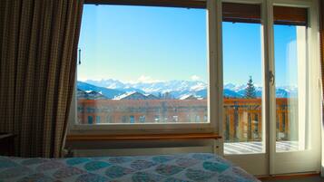 Family Apartment, 4 Bedrooms, Non Smoking, Kitchen | 4 bedrooms, individually decorated, individually furnished