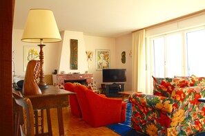60-cm flat-screen TV with cable channels, TV, fireplace