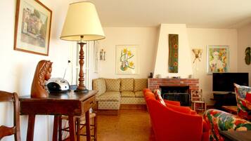 Family Apartment, 4 Bedrooms, Non Smoking, Kitchen | Living area | 60-cm flat-screen TV with cable channels, TV, fireplace