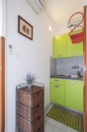 Fridge, stovetop, coffee/tea maker, electric kettle