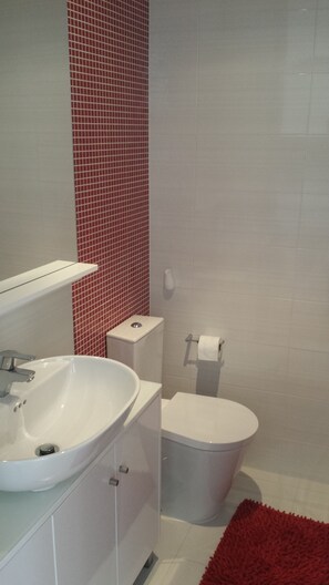 Douche, sĂšche-cheveux, serviettes fournies, savon