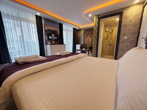 Habitación Deluxe, 1 cama Queen size, para no fumadores, balcón | Sábanas de algodón egipcio, ropa de cama de alta calidad y edredón 