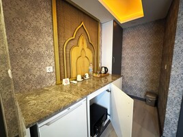 Casa de banho com lavatório, porta-toalhas, espelho e área de duche.
