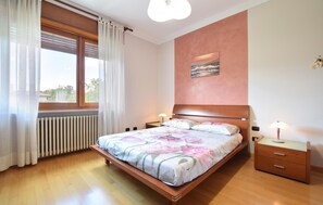 2 bedrooms, travel crib, free WiFi