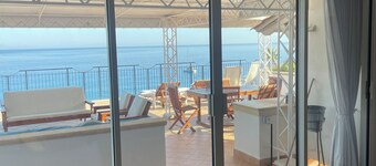 Esclusivo e prestigioso attico con terrazzo panoramico sul mare