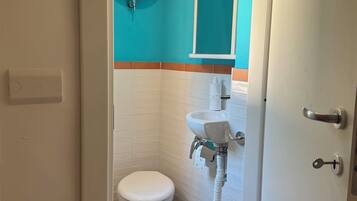 Douche, sĂšche-cheveux, bidet, serviettes fournies