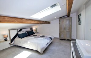 3 bedrooms, travel crib, free WiFi, bed sheets