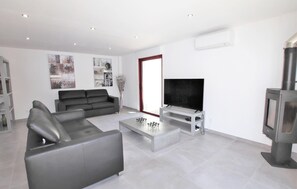 Smart-tv en een tafeltennistafel