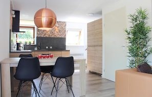 Geladeira, micro-ondas, cooktop, lava-louças