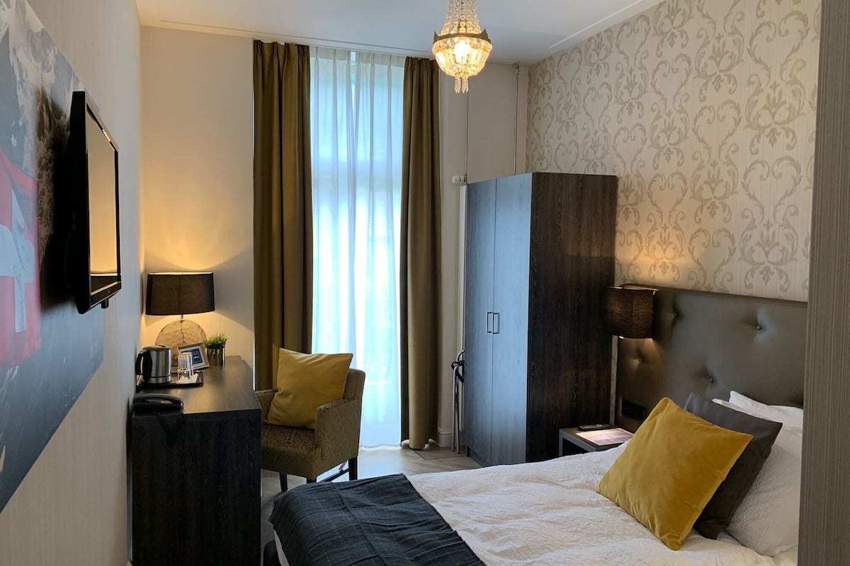 standard room | in-room safe, desk, laptop workspace, free wifi