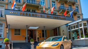 Der Eingang des Parkhotel du Savorgnan mit einem goldenen Auto davor.