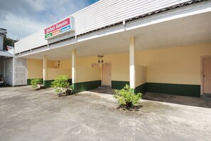 Free self-parking - OYO 1172 Goodnight Resort (Phuket)